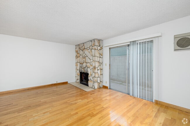2BR, 2BA - 1,100SF - Living Room