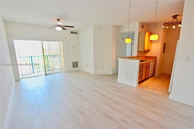 Photo - 6001 SW 70th St Unidad 609 Rental