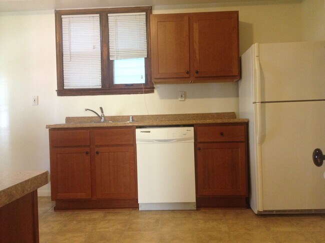 Photo - 2570 N Newhall St Unidad LOWER