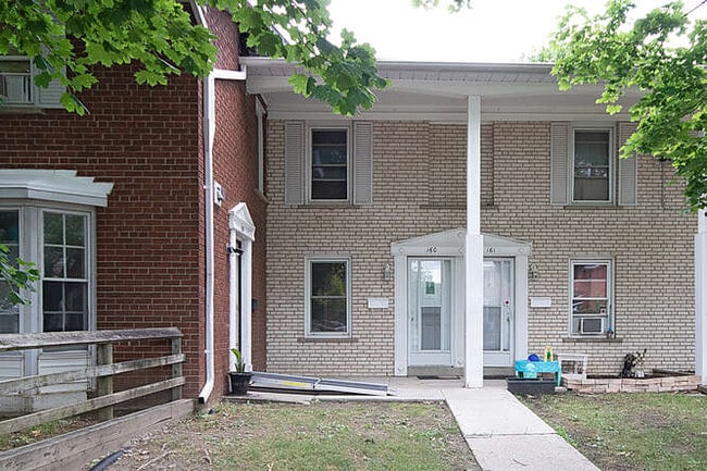 Building Photo - GREAT VALUE FOR 2 BEDROOM TOWNHOME IN NORTH LONDON