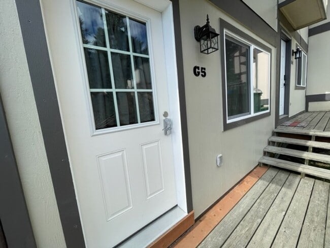 Building Photo - 1820 Larch Street G5