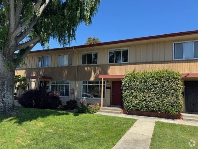 Building Photo - Located in Marina Gardens, great location!... Rental