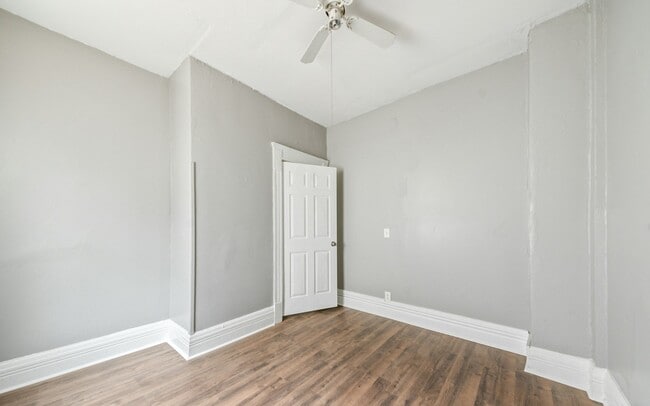 Photo - 1261 E 99th St