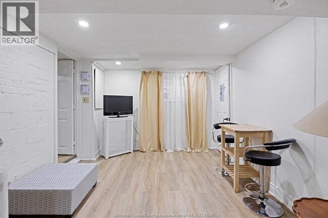 Photo - 456 Askin Ave