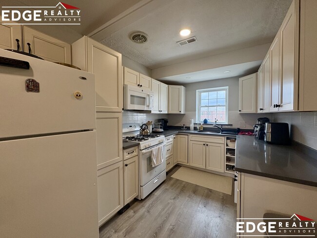 Building Photo - 204 Lake Shore Rd