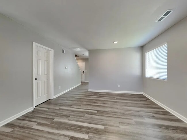 Photo - 802 Brantford Dr