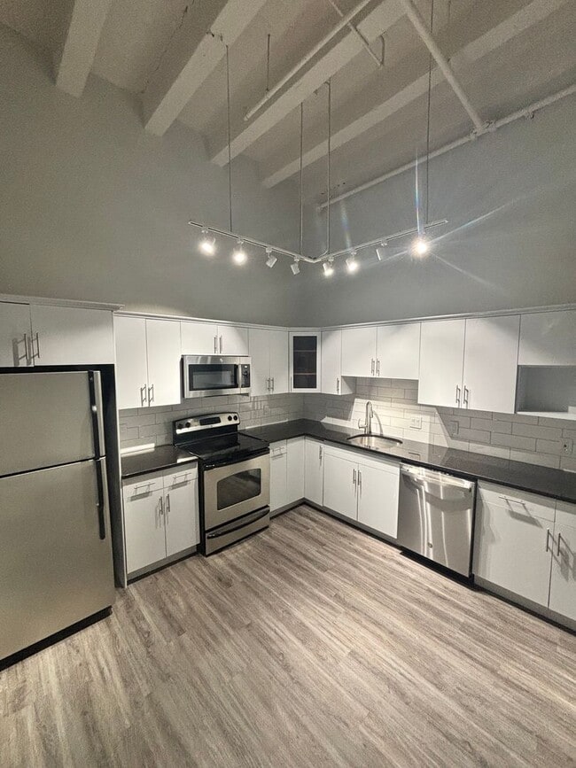 Building Photo - 24 Mt Vernon St Unit 103