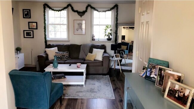 Living Room - 460 Brownsburg Rd Unit Bucks Carriage House
