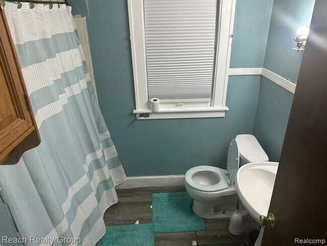 Photo - 21662 Bennett St