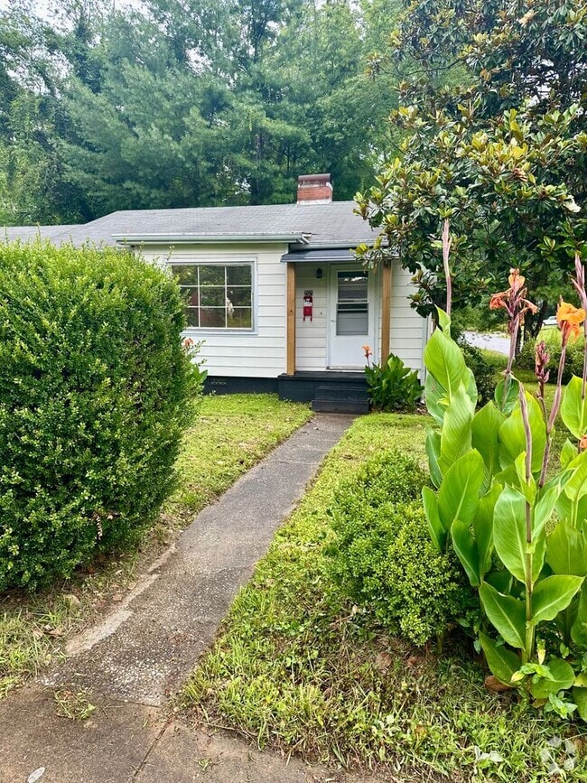 Building Photo - Cute 2 Bedroom, 1 Bathroom Home Minutes fr...