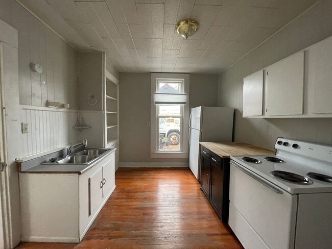 1602 W Main St