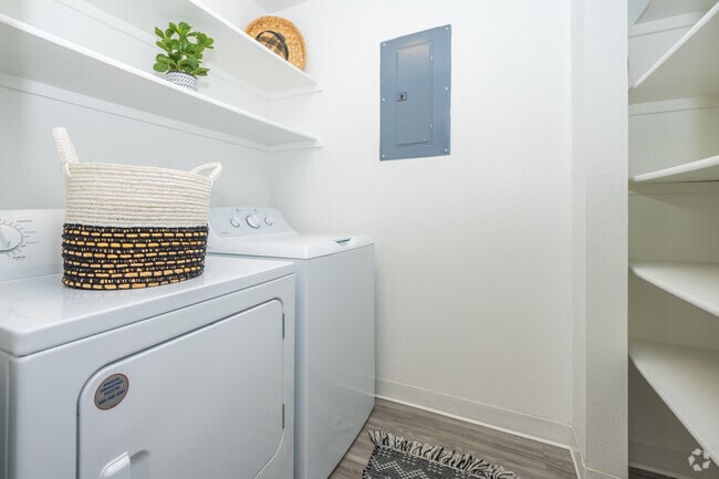 2BR, 2BA - 1,143SF - Laundry