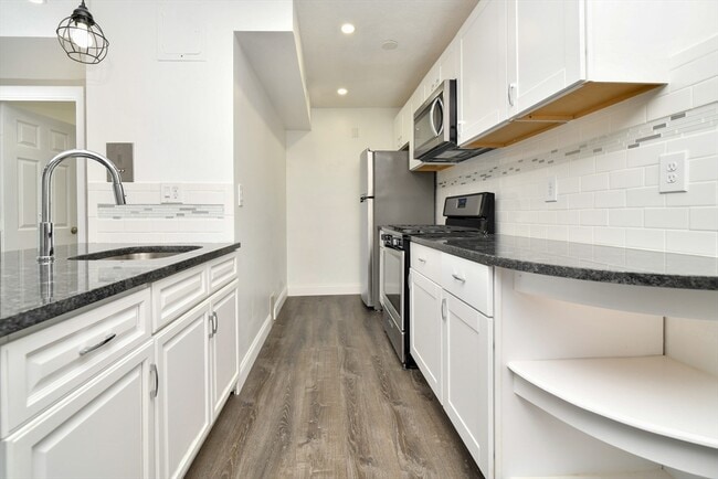 Building Photo - 800 Hyde Park Ave Unit 37