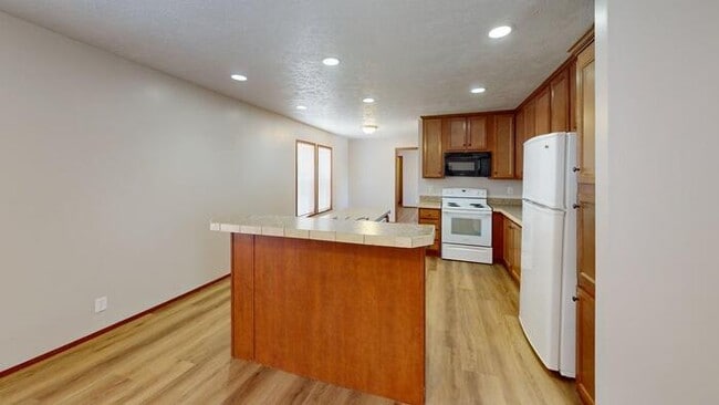 Building Photo - 129 American Ave