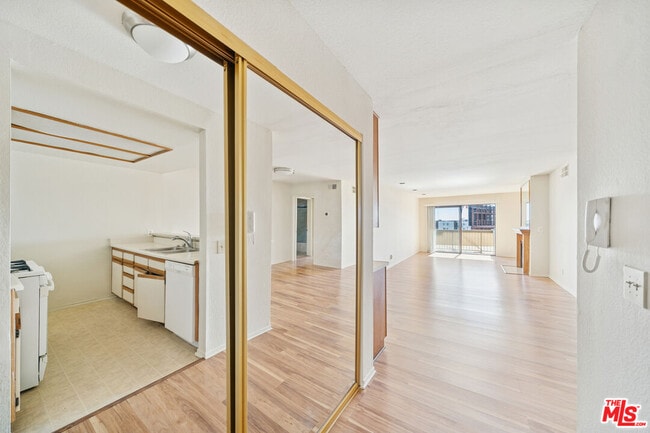 Photo - 1519 N Martel Ave Unidad 204