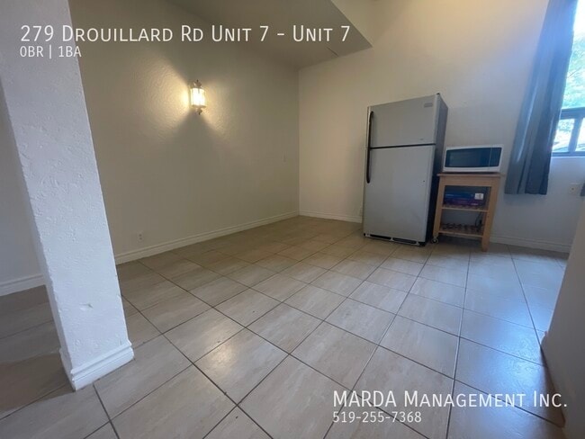 Photo - CHIC & RENOVATED BACHELOR UNIT- ALL INCLUS... Unit 7