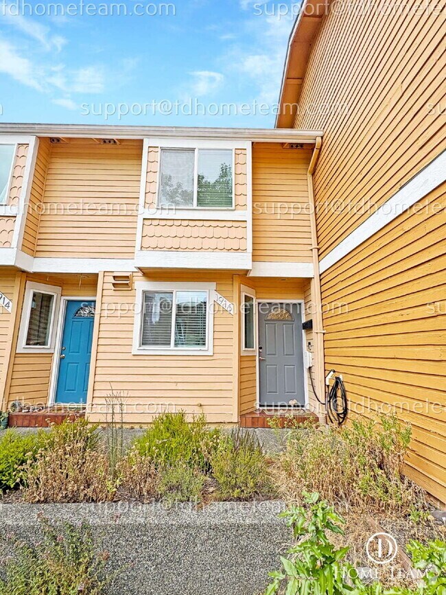 Building Photo - "Charming 2-Bedroom Townhouse Retreat in S... Unit 5