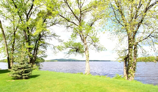 Photo - Lake Pointe Apartments