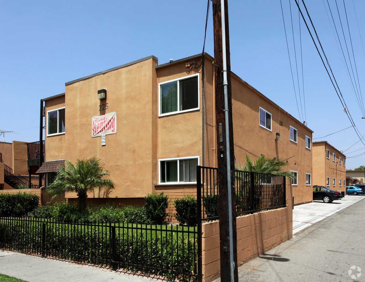Photo - 225 E Pearson Ave Apartments