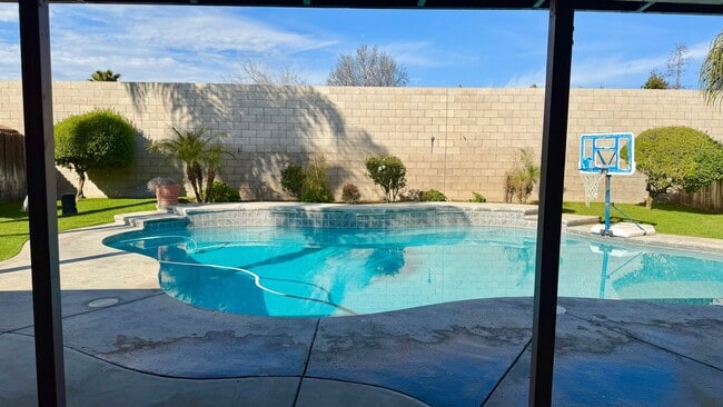 Photo - STUNNING POOL HOME IN SOUTHWEST BAKERSFIELD