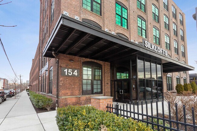 Building Photo - 154 Ave E Unit B-402 Rental