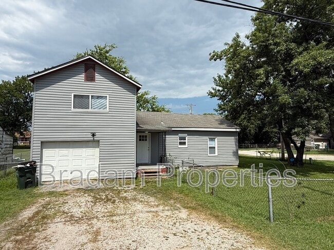 Building Photo - 402 S Cedar St