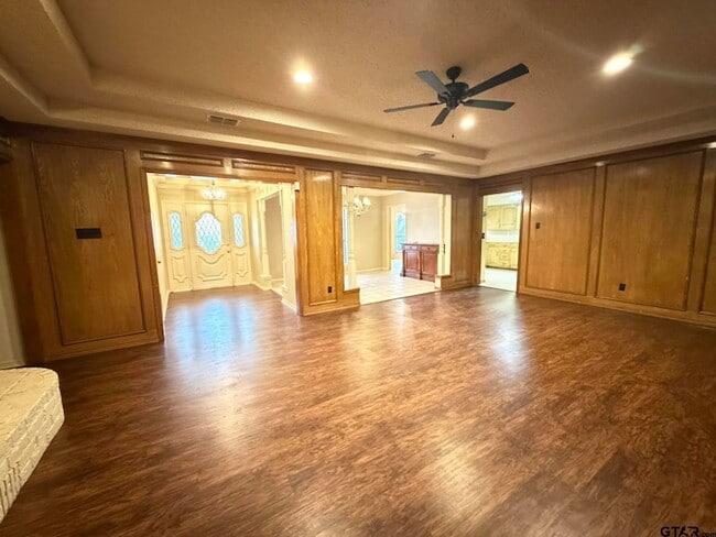 Photo - 2304 Deanna Ave