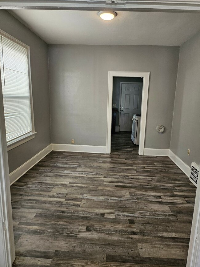 Building Photo - 2 Bed 1 Bath Rental