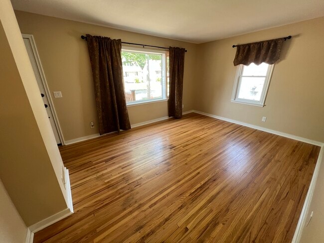 Photo - 114 10 1/4 St SE