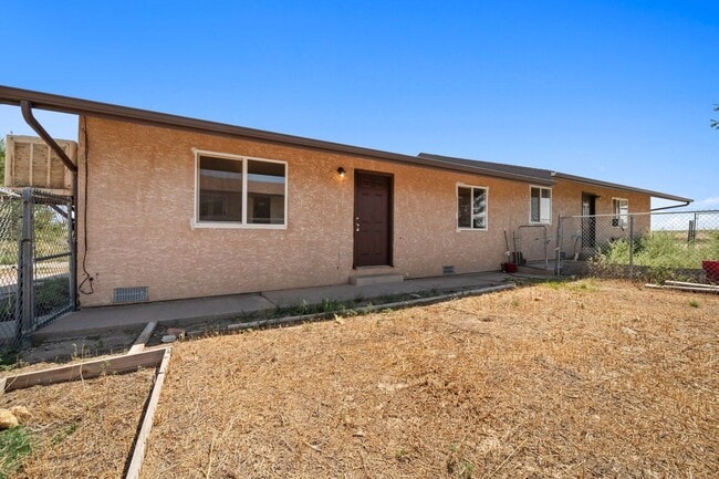 Building Photo - Great 2/1 Townhome WITH YARD in Pueblo West