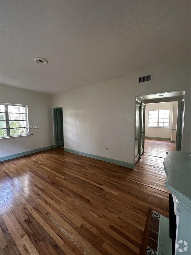 Building Photo - 1560 Jefferson Ave Unit 4 Rental