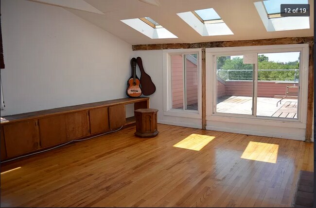 Photo - East Rock 3BR/2BA Penthouse | Private Sky Terrace | Vaulted Ceilings | Walk to Yale SOM Unidad 4