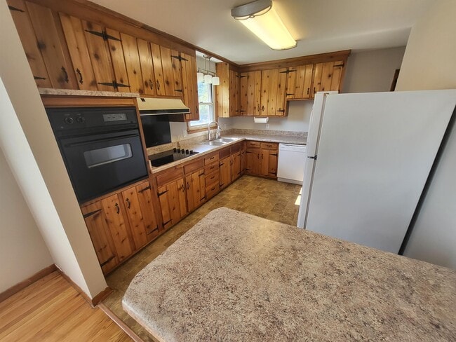 Photo - 1868 Lake Rd