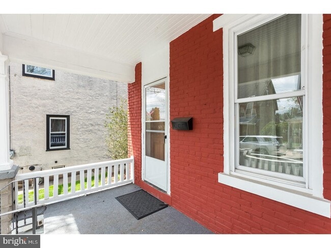 Photo - 849 Queen St