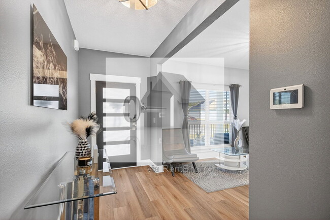 Photo - 6076 Rutherford Loop