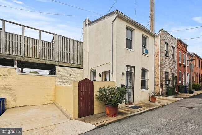Building Photo - 2222 Gough St Rental
