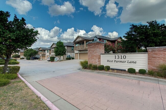 Photo - Immaculately Maintained 2/2.5 Townhome In Desirable North Location!