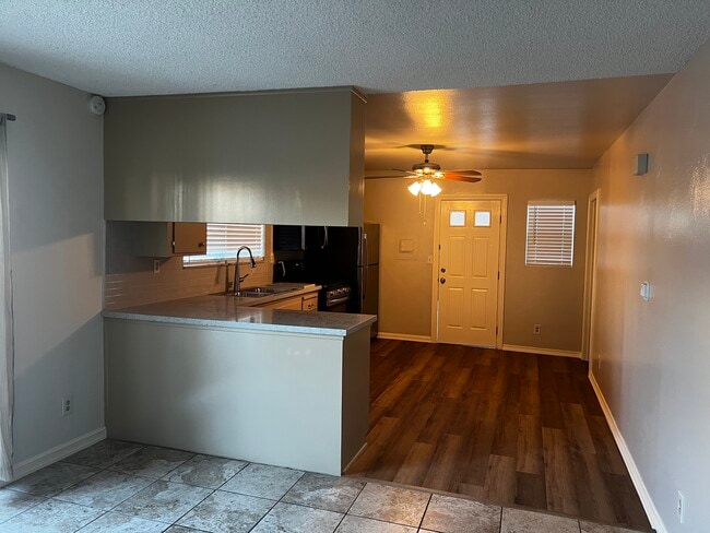 Photo - 1047 W 25th St