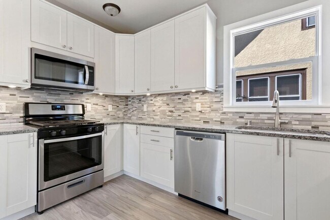 Building Photo - Large 4 bedrooms house near Macalaster