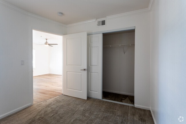 2BR, 1BA - 847SF