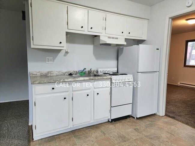 Building Photo - 210 S Maple St Unit B