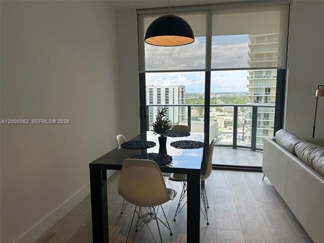 Photo - 121 NE 34th St Unidad 121 NE 34th St #1915