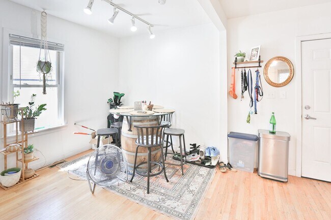 Photo - Wicker Park Big 3 Bedroom 2 Bath Private Coach House. Decks and Outdoor Space. Unit Coach