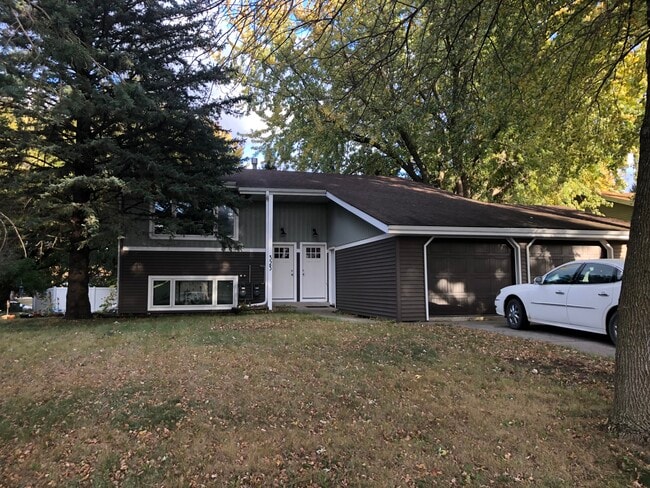 Building Photo - 323 Allan Ave Unit 2