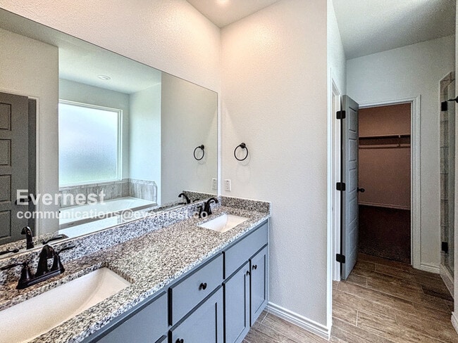 Photo - 2115 Hornbeam St