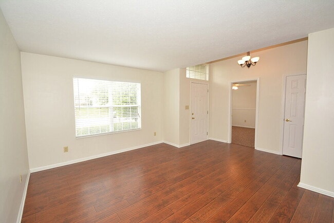 Photo - 453 Yorktown Ln