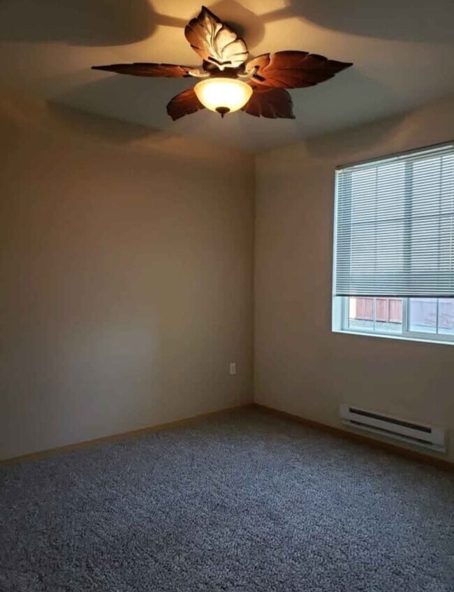 Large master bedroom with walk-in closet - 10011 186th St E Unit Waterford Crossings