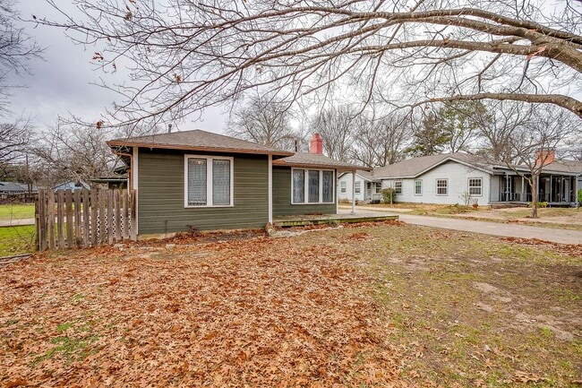 Photo - Amazing Historic 1940's Home in Original Cleburne- 4 Bed- 3 Bath w/ Multiple Living Areas- 76033