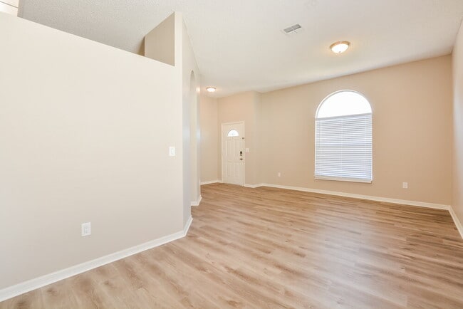 Photo - 2052 Swift Rd