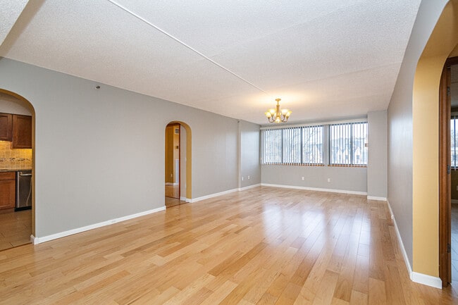 Building Photo - 1731 Beacon St Unit 611